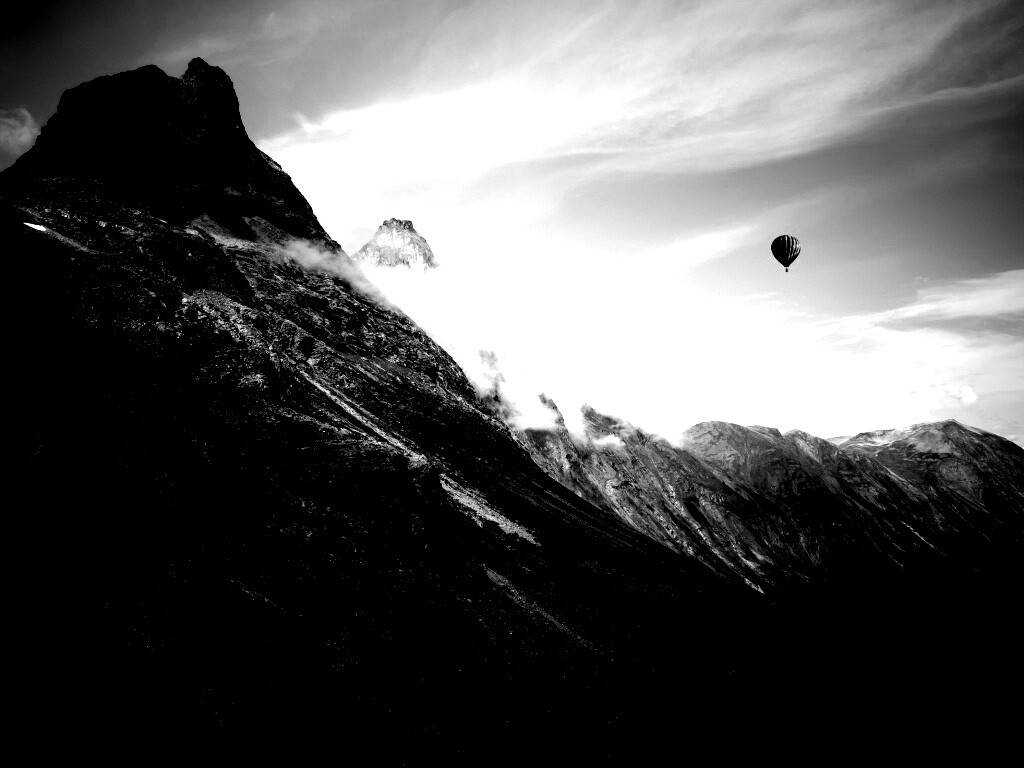 Воздушный шар в горах обои