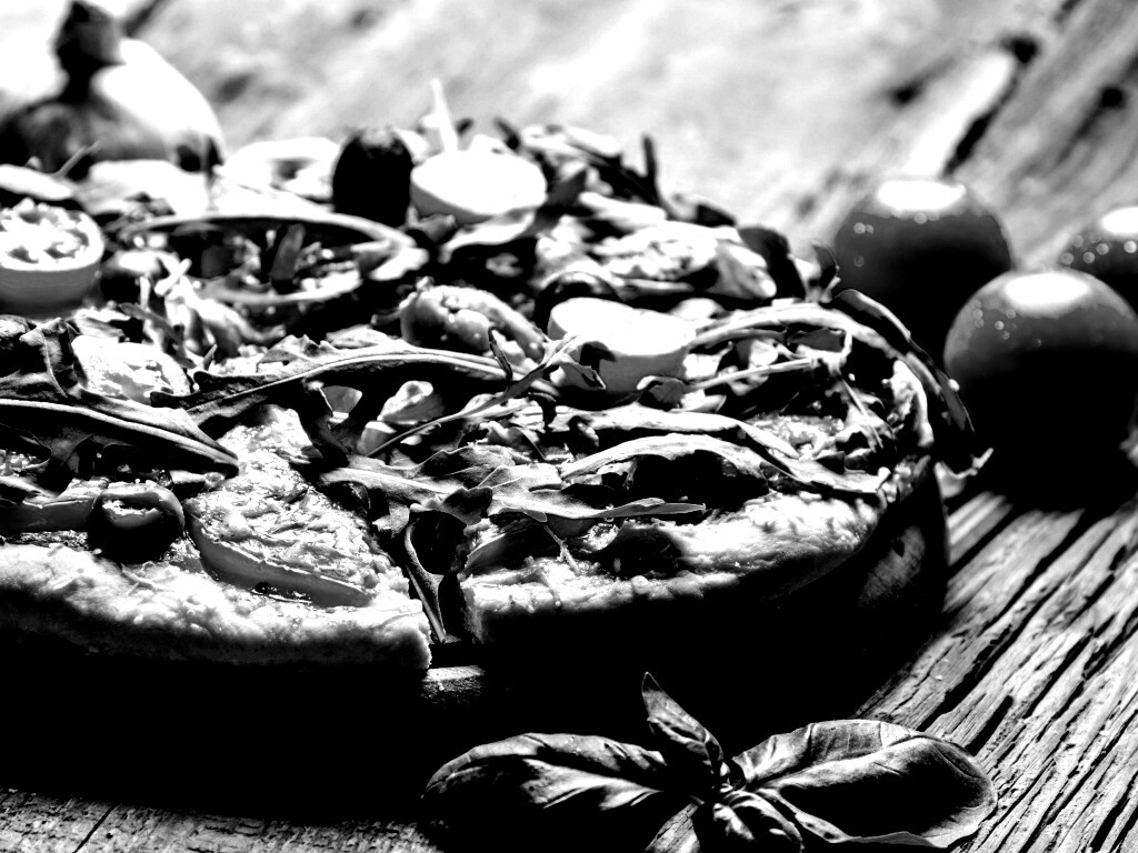 Свежая пицца с рукколой обои