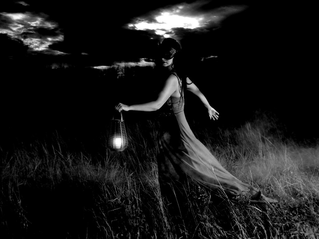 Девушка со свечей обои