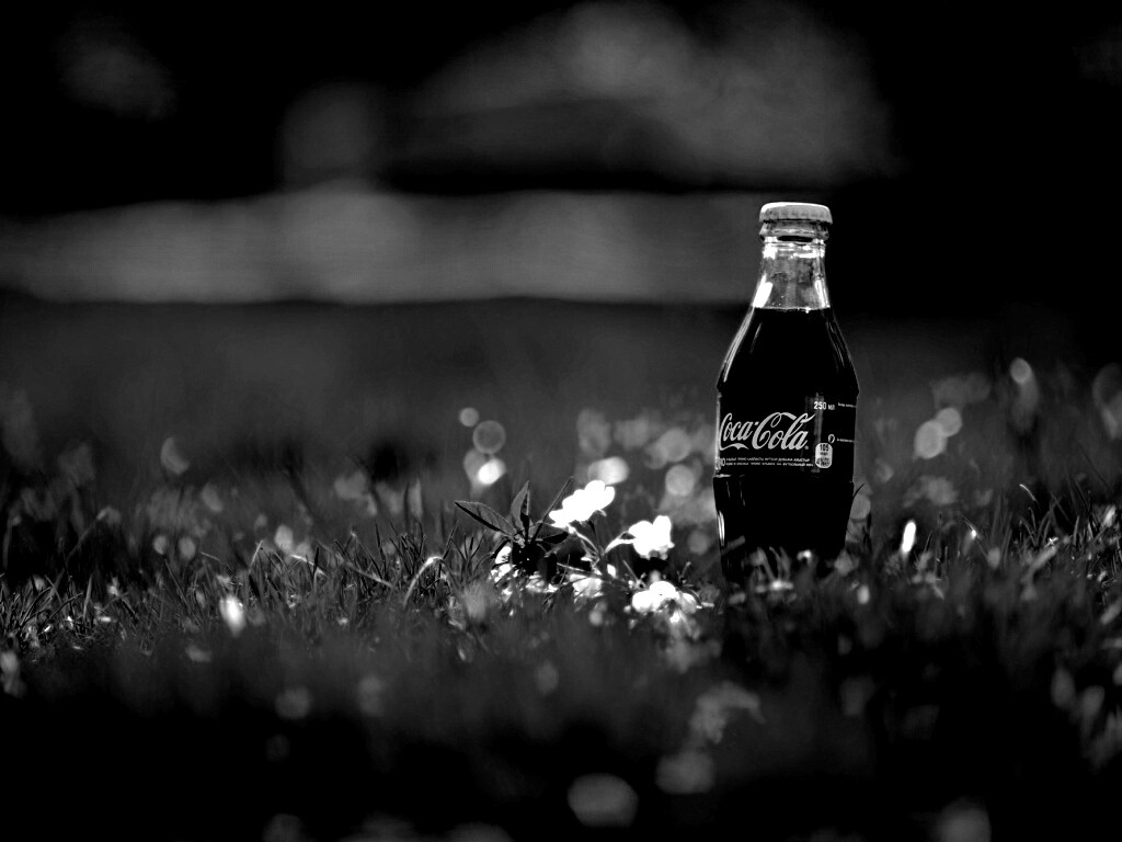 Кока-Кола на траве обои
