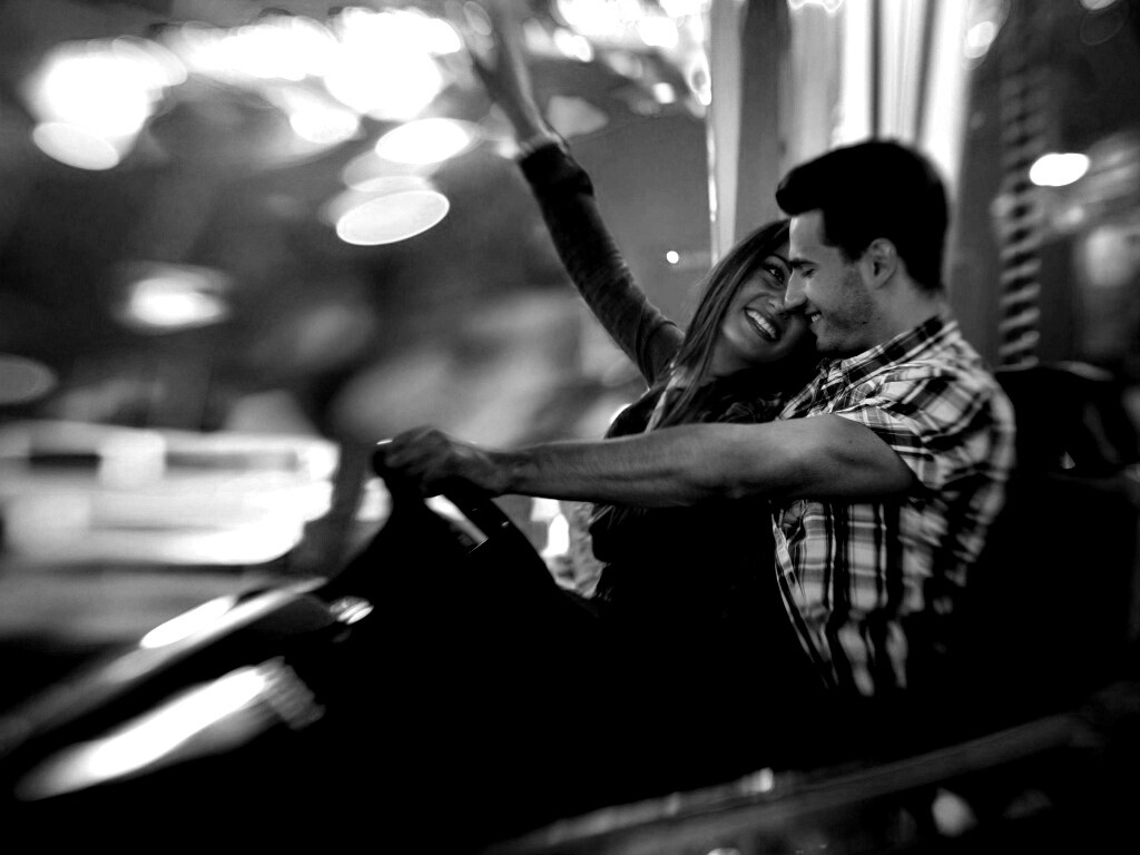 Счастливая пара на аттракционах обои