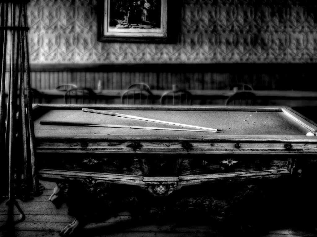 Старинный бильярдный стол обои