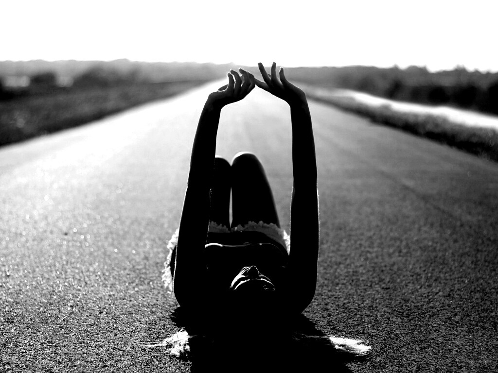 Девушка на асфальте обои