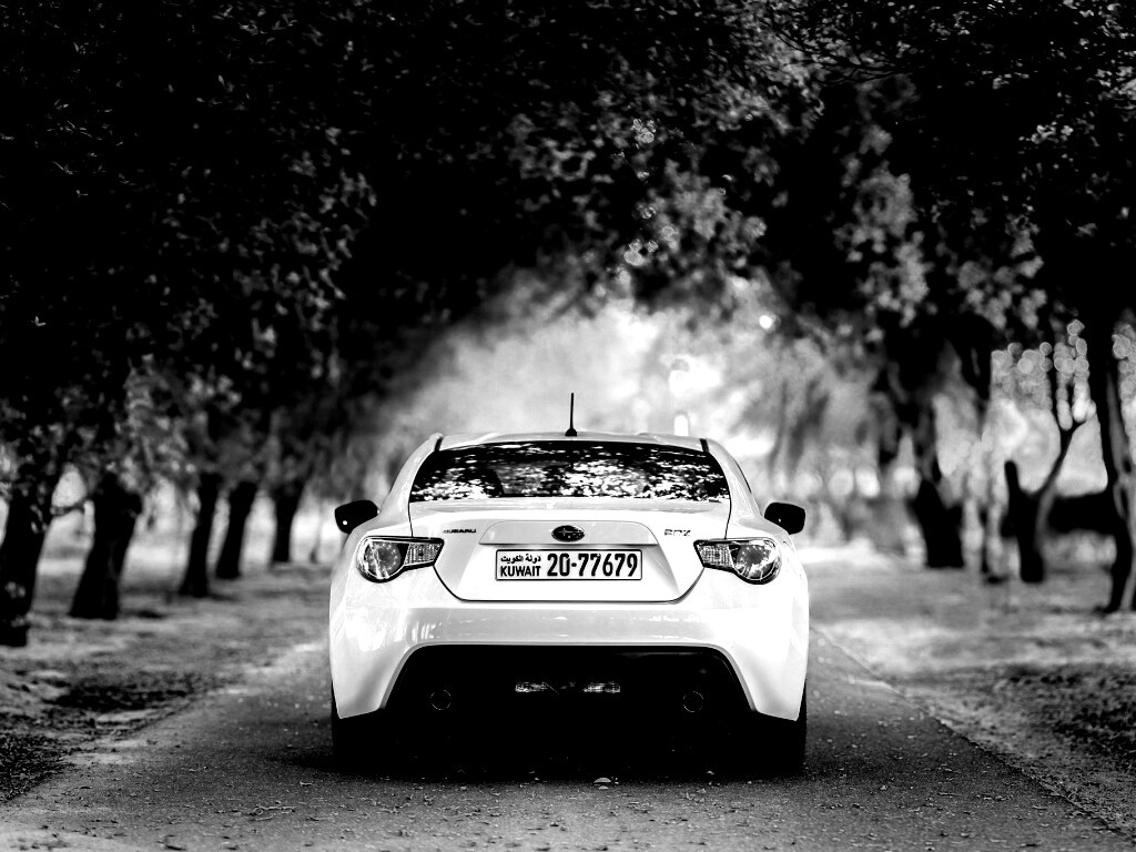 Субару на осенней дороге обои