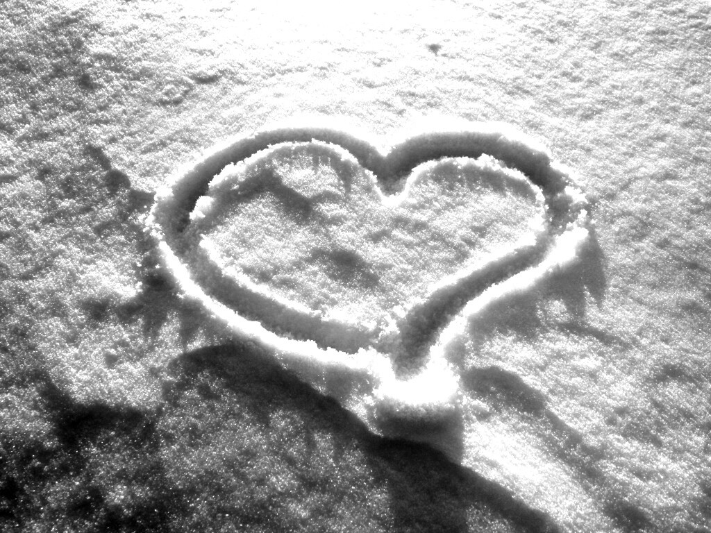 Сердечко на снегу обои