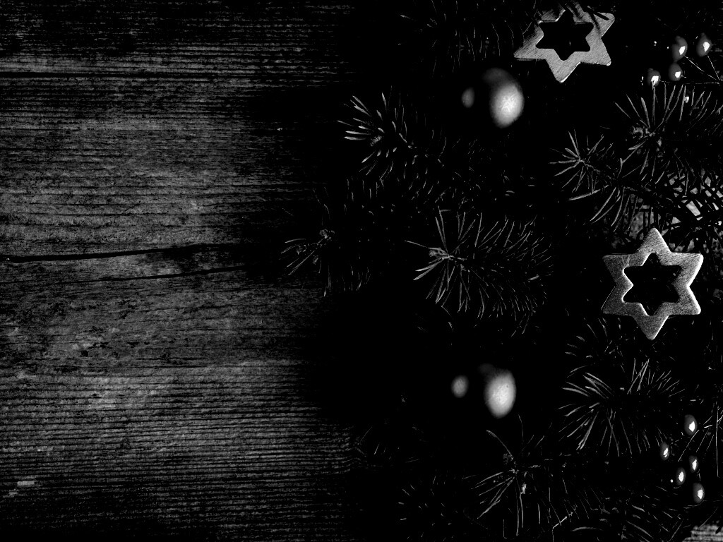 Новогодние игрушки на еловой ветке обои