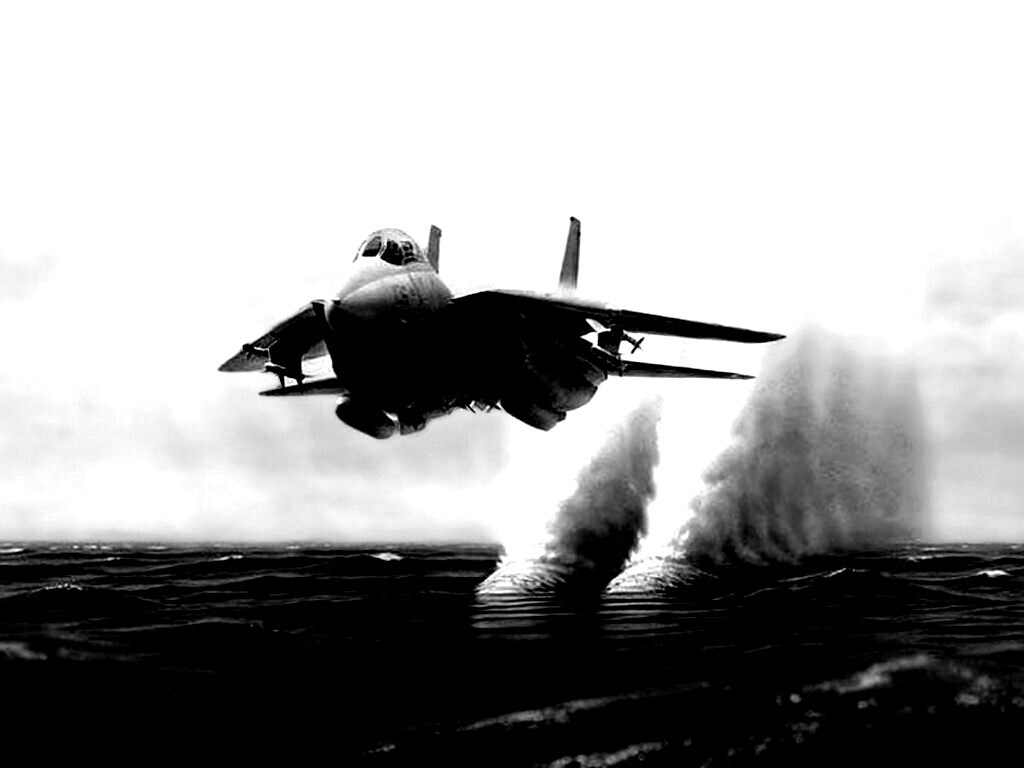 Истребитель над водой обои