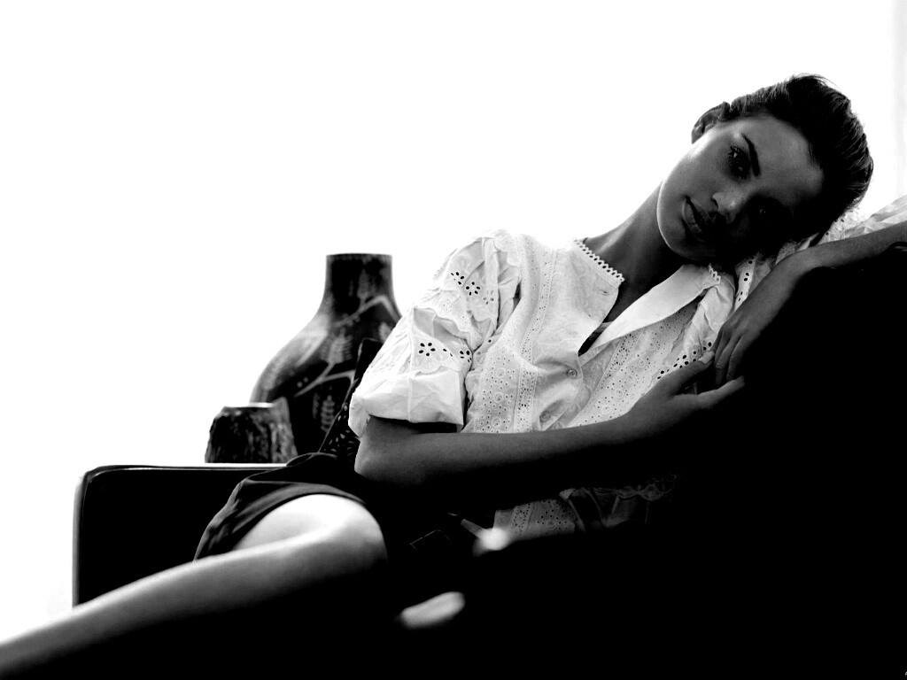 Девушка на диване обои