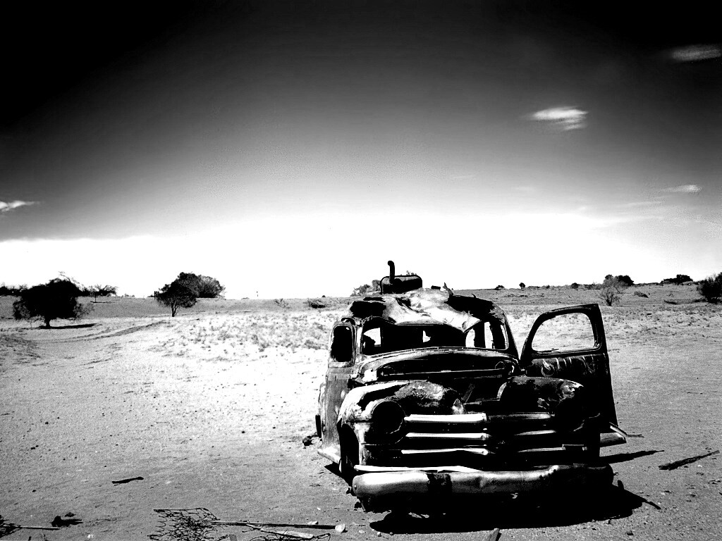 Брошенная в пустыне машина обои