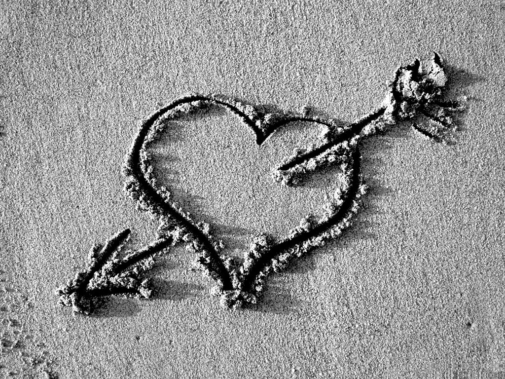 Сердце на песке обои