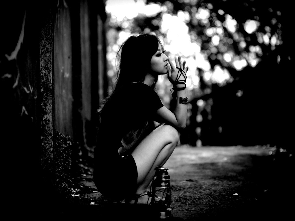 Японская девушка и масляный фонарь обои