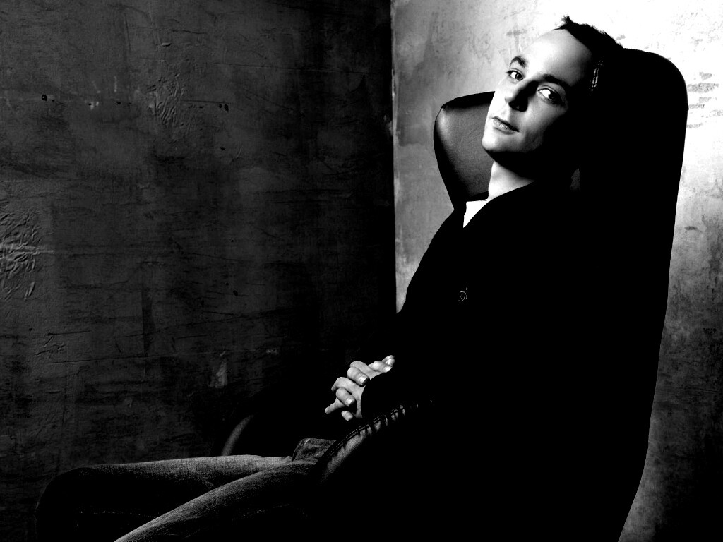 Джим Парсонс в крселе обои