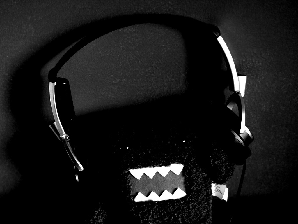 Демокун в наушниках обои