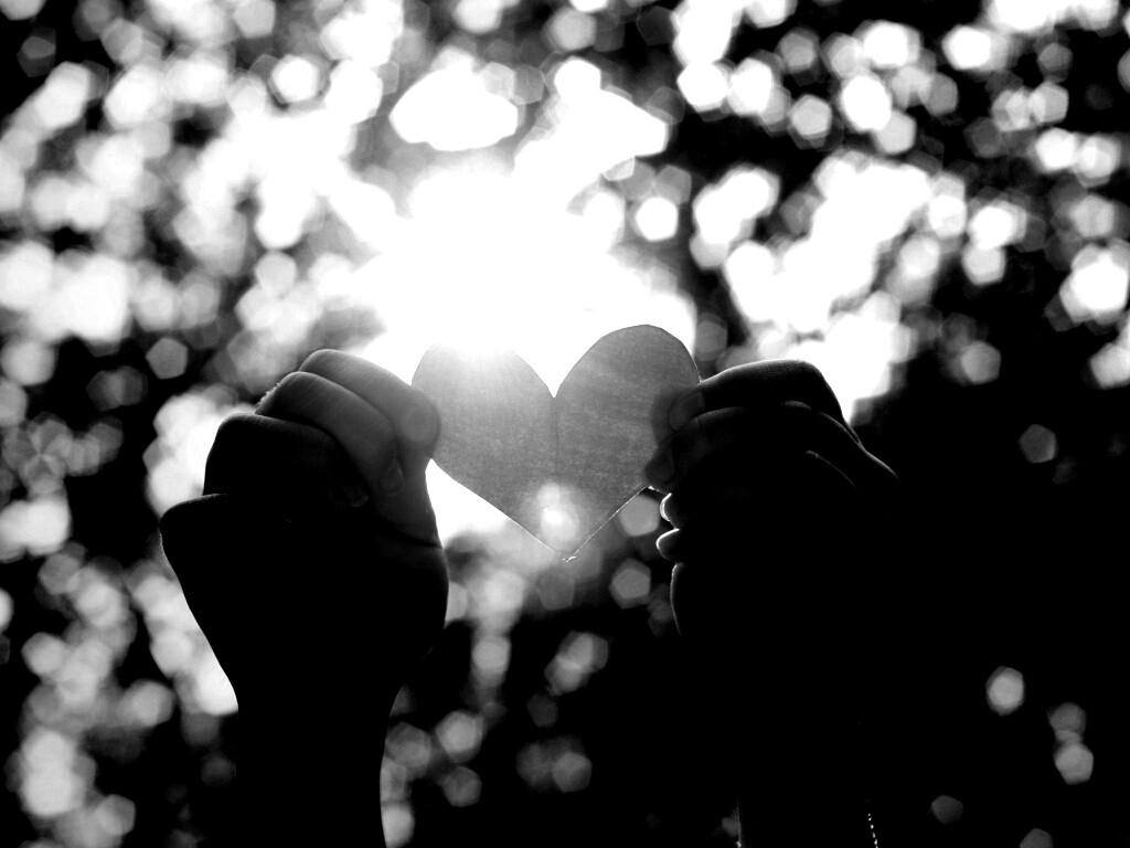 Бумажное красное сердце обои