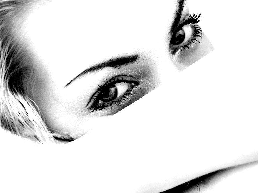 Девушка прикрыла лицо рукой обои