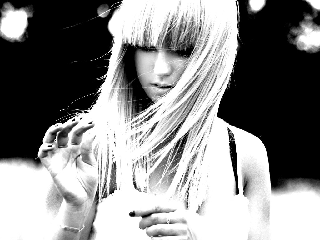 Красивая блондинка с ромашкой обои