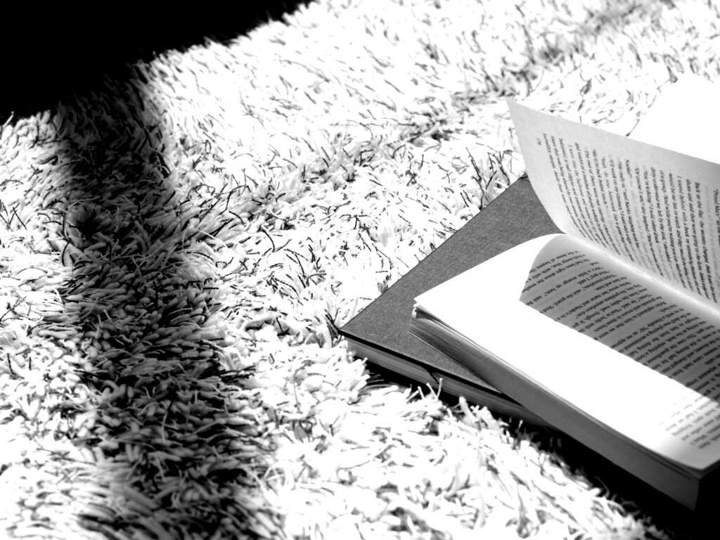 Книга на полу обои