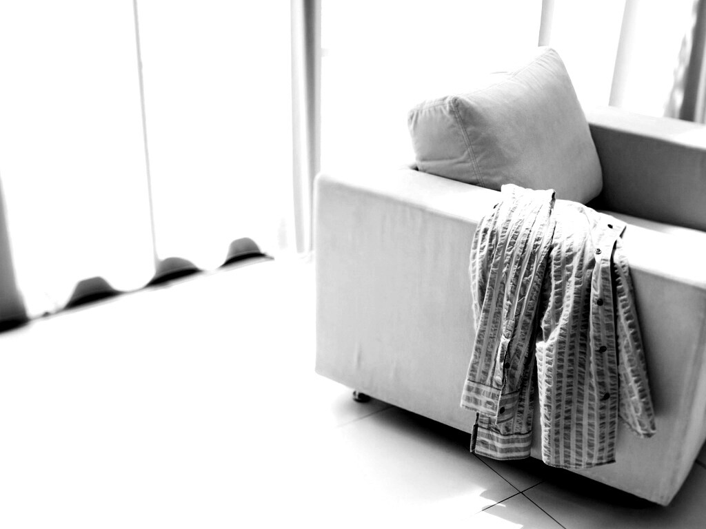 Рубашка на кресле обои