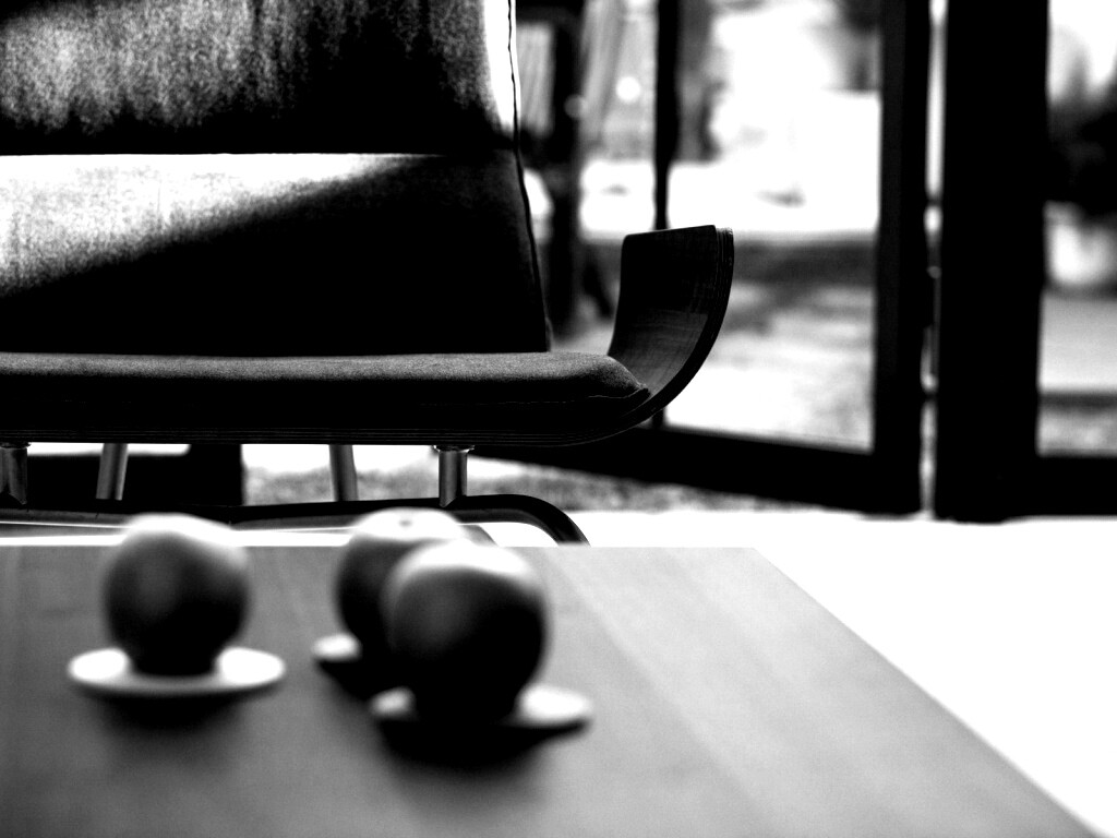 Яблоки на столе обои