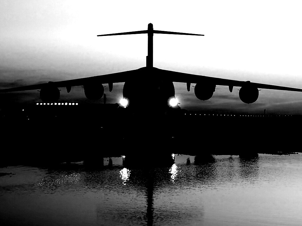 Самолет на взлетной полосе обои