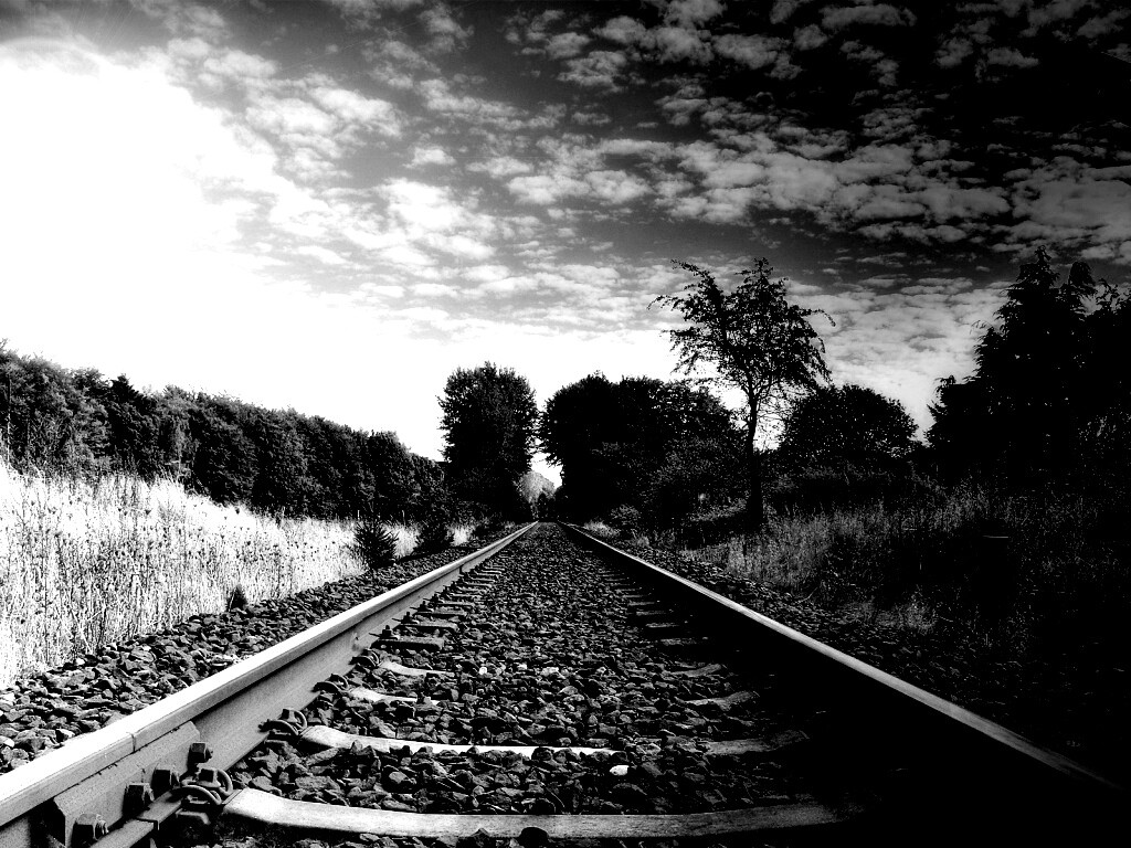 Уходящие в даль рельсы обои