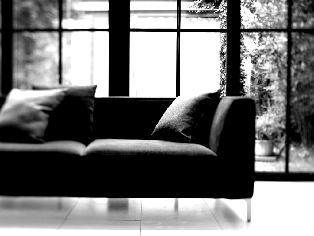 Диван в комнате обои