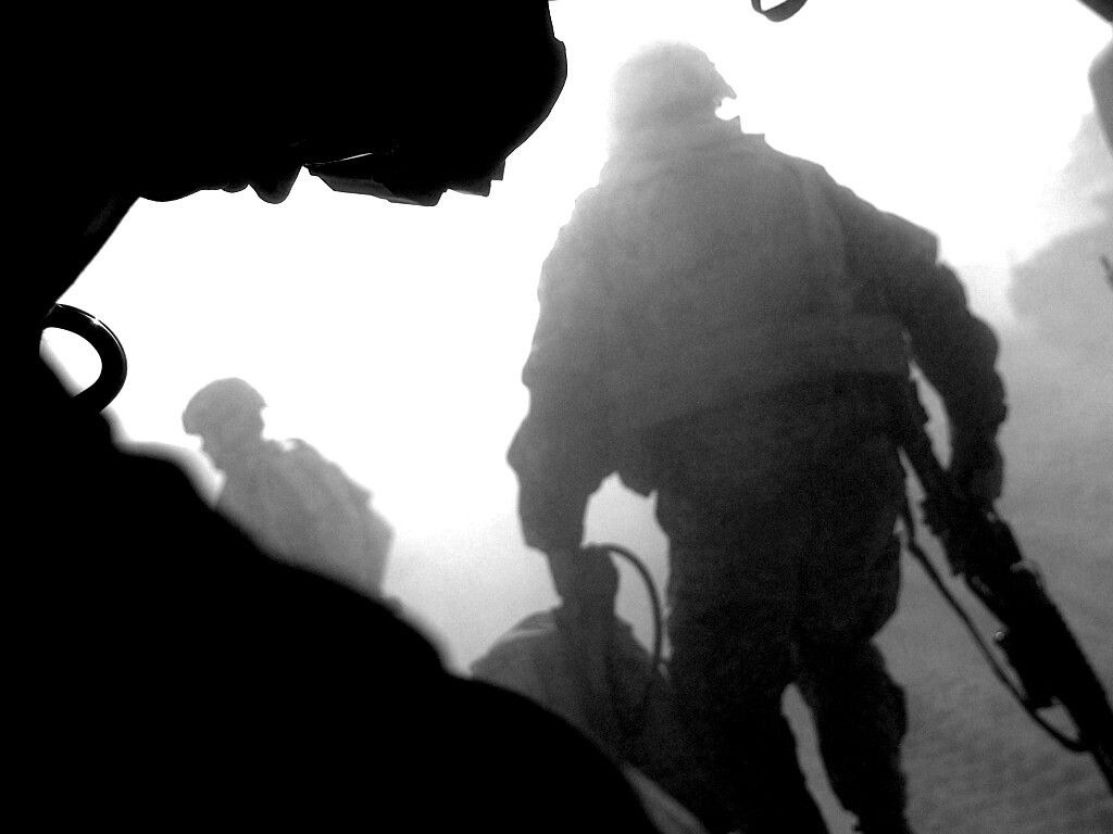 Солдаты выходят из броневика обои