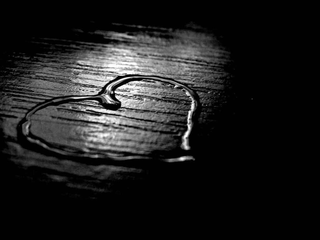 Сердечко из воды обои