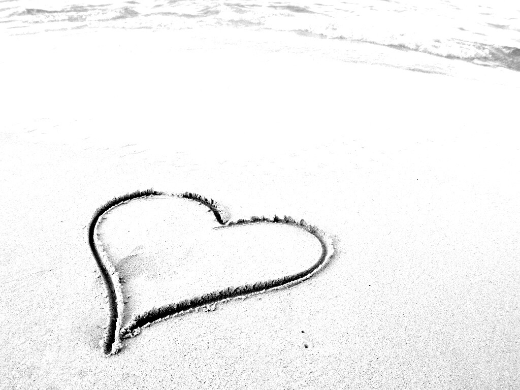 Аккуратное сердце на песке обои