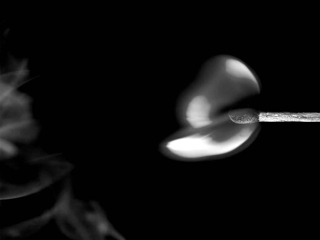 Горящая спичка обои