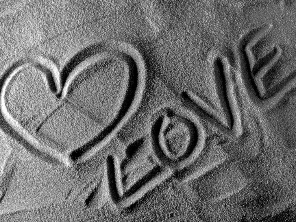 Любовь на песке обои