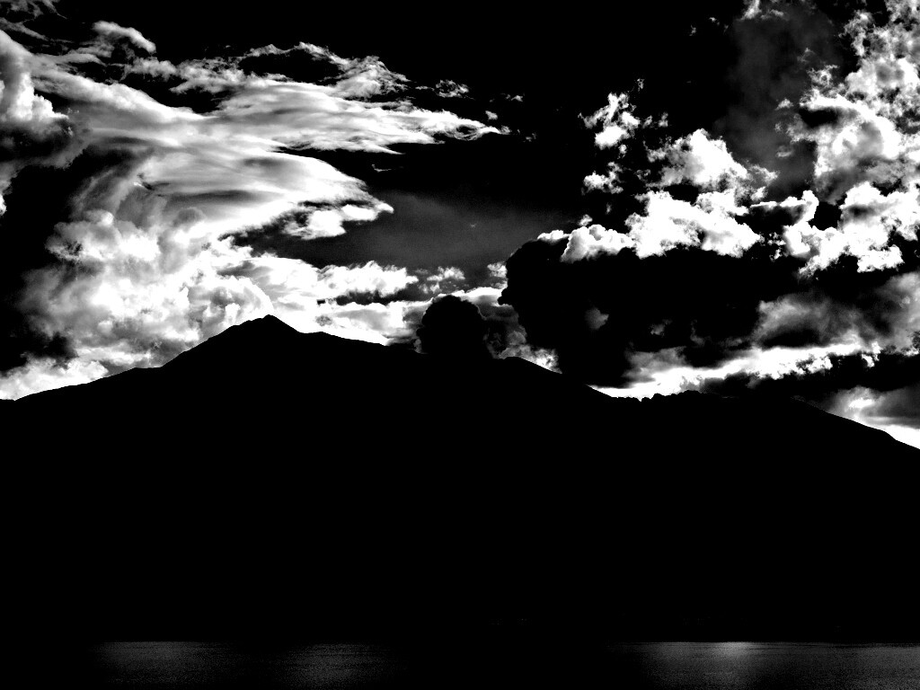 Свет на склонах гор обои