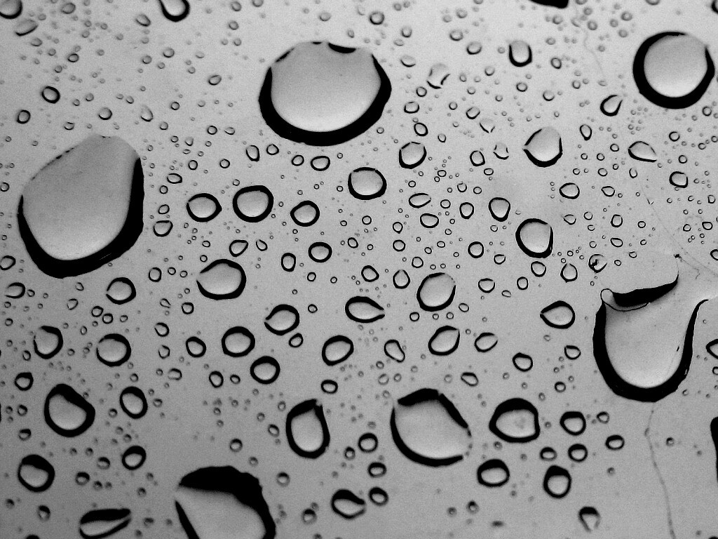 Капли воды на синем стекле обои