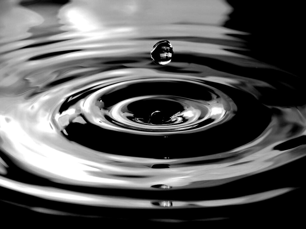 Капля падает в воду обои