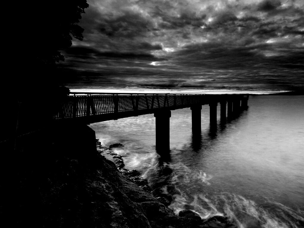 Уходящий в даль причал обои