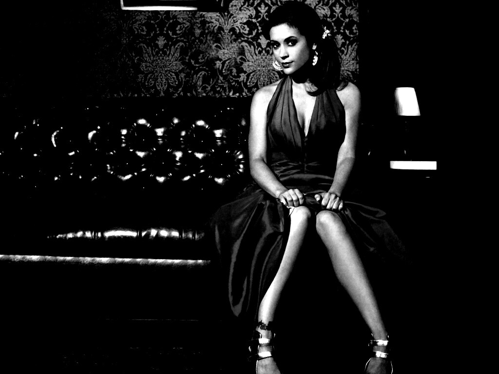 Алиса Милано в роскошном интерьере обои