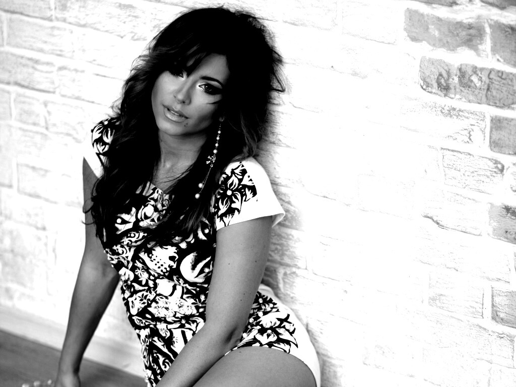 Ани Лорак на полу обои