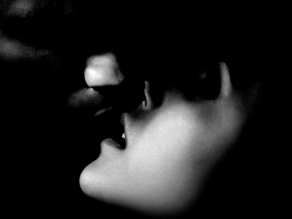 Поцелуй из Дневников Вампира обои