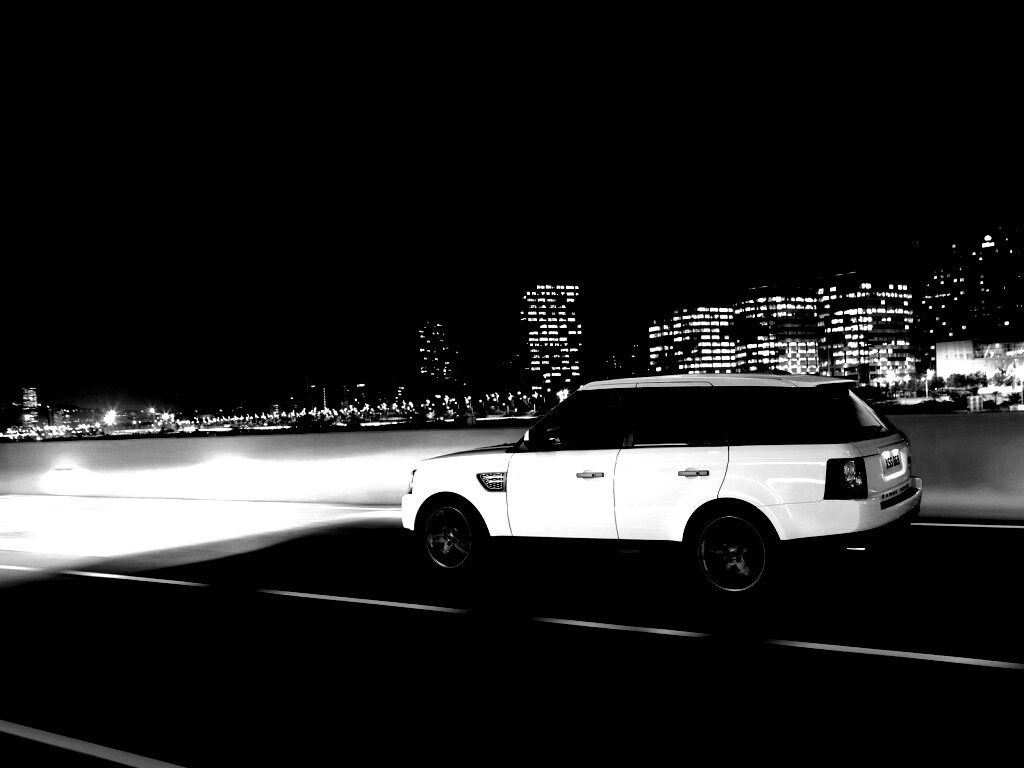 Рендж ровер на трассе обои