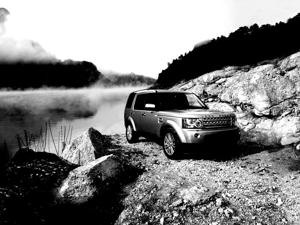 Range rover в горах у реки обои