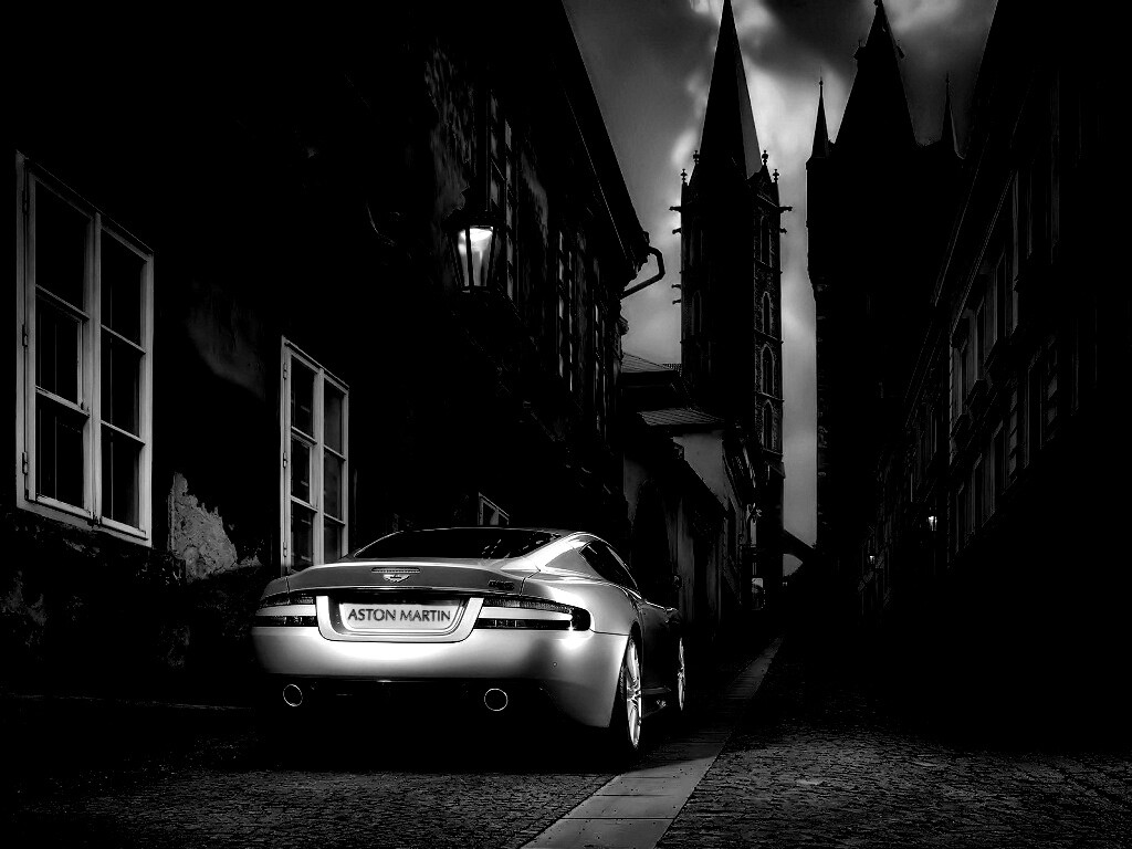 Aston Martin в старинном городе обои