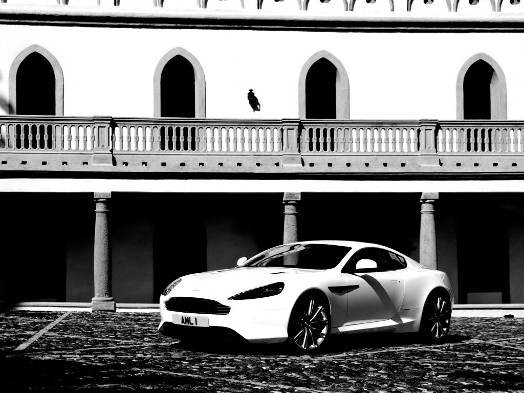 Астон Мартин в дворике дома обои