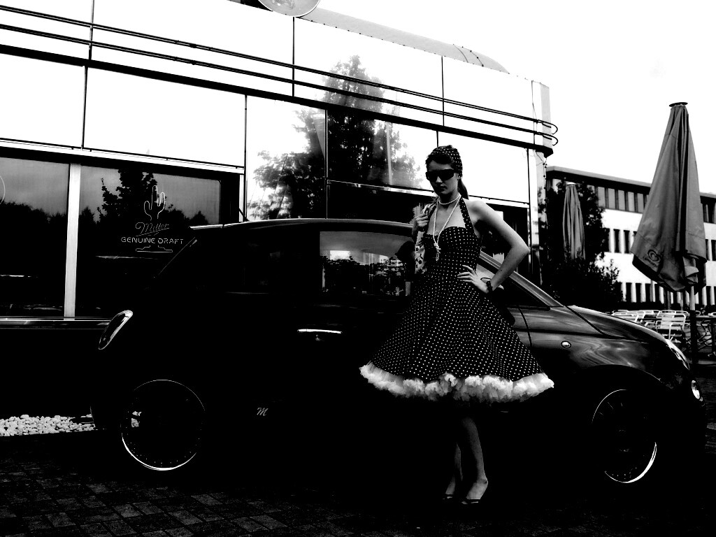 Fiat 500 и девушка обои