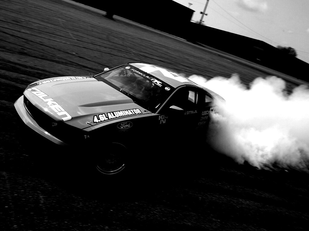 Мустанг дрифтует обои