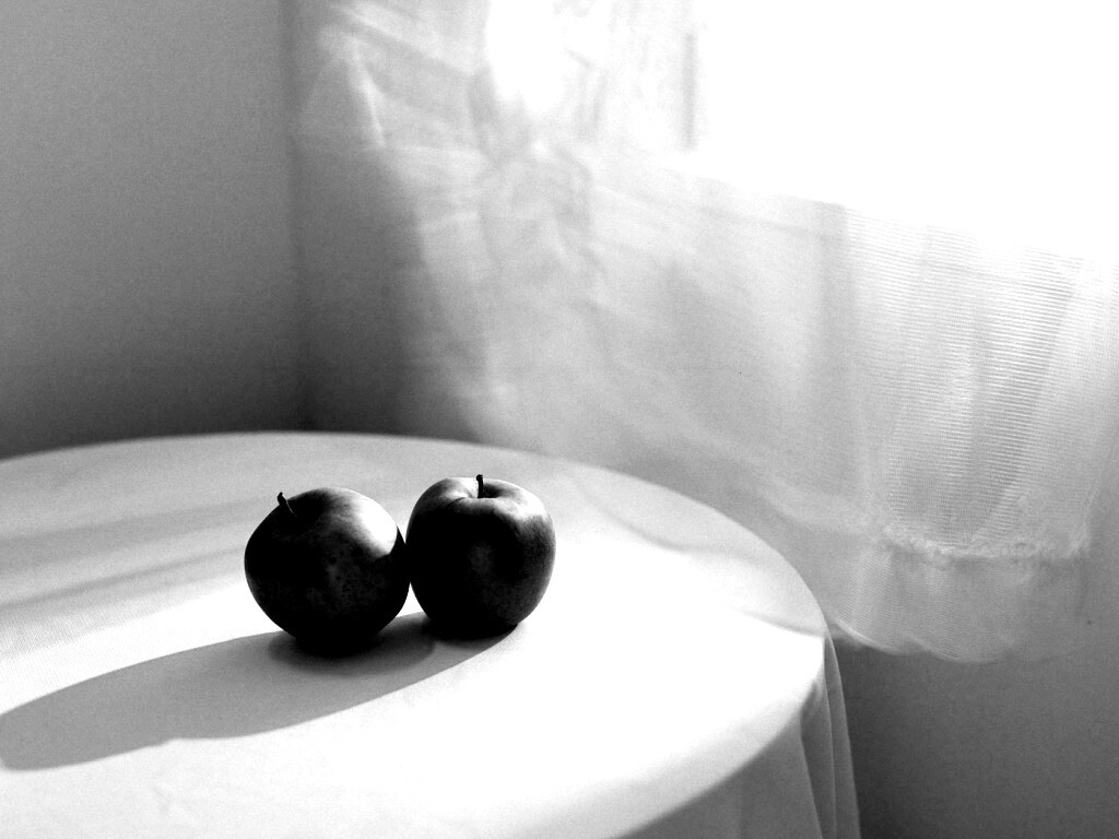 Яблоки на столе перед окном обои