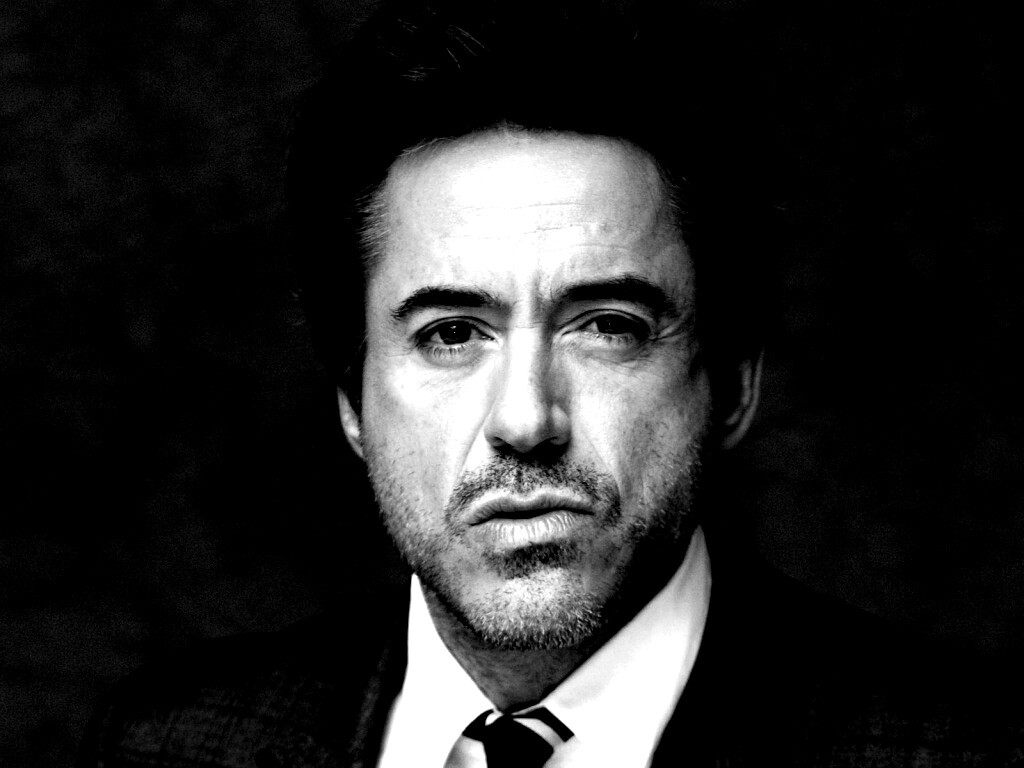 Роберт Дауни младший что-то подозревает обои