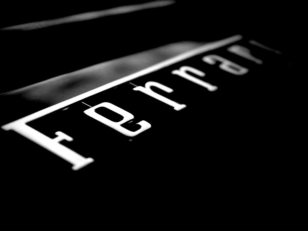 Хромированный логотип Ferrari обои