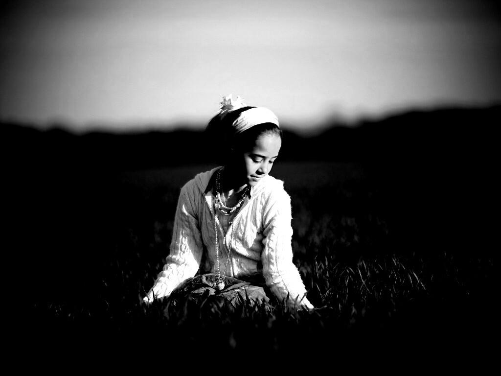 Девочка на траве обои