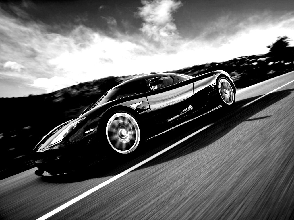 Автомобиль Koenigsegg мчится по трассе обои