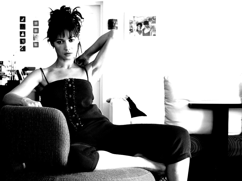 Ольга Куриленко на кресле обои